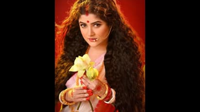 মা 'দুর্গা' সাজতেই জুটল 'দ্রৌপদী'র তকমা, ত্রিশূল হাতে শ্রাবন্তীকে কুরুচিকর কটাক্ষ নেটিজেনদের