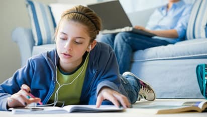 రోజంతా ఇయర్ బడ్స్ వాడుతున్నారా.. ఇదెంత డేంజరో తెలుసా?