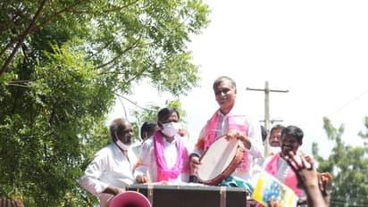 Huzurabad Bypoll: ప్రచారంలో మంత్రి హరీష్ కు బ్రహ్మరథం... పూలవర్షంతో స్వాగతం (ఫోటోలు)