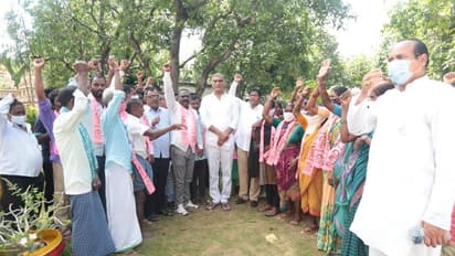 Huzurabad Bypoll: బిగ్ షాక్... టీఆర్ఎస్ లో చేరిన ఈటల బంధువులు, కులస్తులు