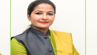 पिता की सीट पर विधायक का टिकट के लिए लड़ रहे थे बेटे, BJP ने दिया इस बेटी को उतार..जानिए कौन है वो