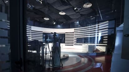 അവതാരകന് കവിത ചൊല്ലിയതിന് ടി വി സ്റ്റേഷന് അടച്ചു പൂട്ടി