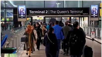 Omicron: ব্রিটেনে ওমিক্রন সংক্রমণ ছড়াচ্ছে , ভ্রমণে নিষেধাজ্ঞায় 'বিরক্ত' দক্ষিণ আফ্রিকা