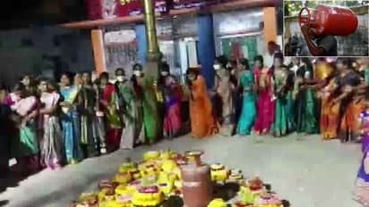 LPG महंगी होने पर दु:खभरा उत्सव, महिलाओं ने सिलेंडर को कलश पर रखकर किया गरबा