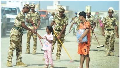 ദുരിതത്തില് നിന്ന് കരകയറാന് ഒരു മനസോടെ ഒമാന്; വന് ജനപങ്കാളിത്തത്തോടെ ശുചീകരണ ക്യാമ്പയിന് പുരോഗമിക്കുന്നു