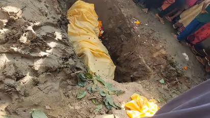 100 साल के पप्पड़ बाबा सात फीट गहरे गड्ढे में ले रहे थे समाधि,  छतों से फूल बरसा रहे थे लोग,  तभी...