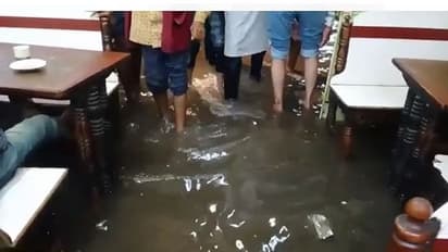Hyderabad Rains : వరదనీటిలో బతుకమ్మలైన కార్లు, ట్రక్కులు.. వాటర్ రెస్టారెంట్లుగా మారిన ఓల్డ్ సిటీ హోటల్స్..