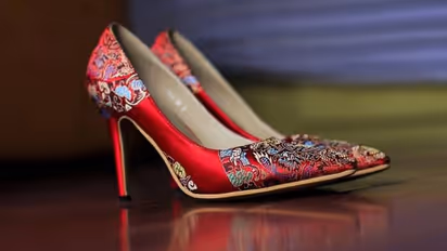 সেকেন্ড হ্যান্ড জুতো বিক্রি করে কোটি টাকার লাভ, মধ্যবিত্ত ঘরের মেয়ের গল্প অবাক করবে