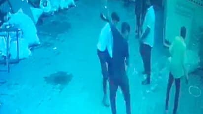 தலைக்கேறிய போதை.. அப்பாவி இளைஞரை பீர் பாட்டிலால் தாக்கிய ரவுடிகள்.. அதிர வைக்கும் காட்சிகள்.!