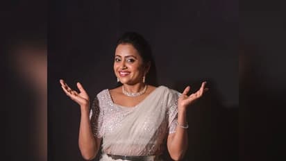 తన అనారోగ్య సమస్యని బయటపెట్టి షాకిచ్చిన యాంకర్‌ సుమ.. మేకప్‌ కష్టాలు..