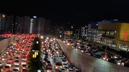 హైదరాబాద్లో వర్షబీభత్సం: రోడ్లపైకి పోటెత్తిన వర్షపునీరు.. భారీగా ట్రాఫిక్ జాం, కూకట్పల్లిలో పిడుగుపాటు