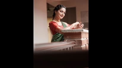 சிக்குன்னு சேலையில்... லைட்டாக இடையை காட்டி வேற லெவலுக்கு போஸ் கொடுத்த லாஸ்லியா!!