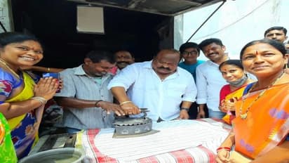 Huzurabad Bypoll: ఇస్త్రీపెట్టె చేతబట్టి, ఇంటింటికి తిరుగుతూ... మంత్రి గంగుల ప్రచార జోరు