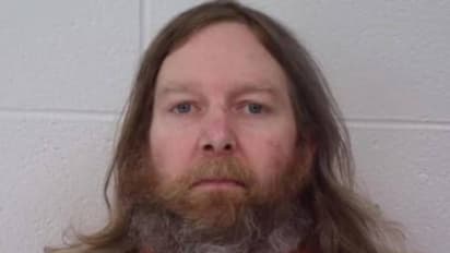 കൊവിഡ് വാക്സിൻ നൽകി ആളെ കൊല്ലുന്നു എന്ന് സംശയം, 46 -കാരൻ സഹോദരനെയും ഭാര്യയെയും വെടിവച്ചുകൊന്നു