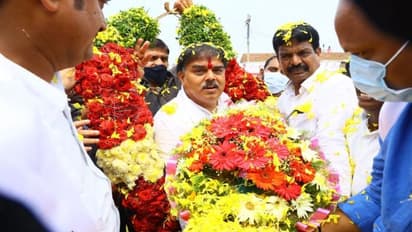 అందుకే ఇల్లు కదలడం లేదేమో : సీఎం జగన్‌పై నాదెండ్ల మనోహర్ విమర్శలు