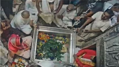 काशी में प्रियंका गांधी: तस्वीरों में देखिए सियासी-धार्मिक यात्रा, मंदिर-मंदिर टेक रहीं माथा