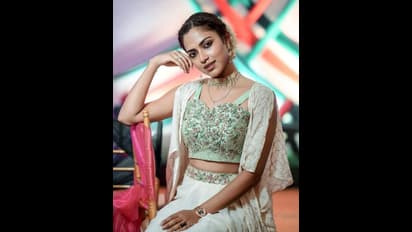 வித்தியாசமான அல்ட்ரா மாடர்ன் உடை... ட்ரான்ஸ்பரென்ட் சேலை... முரட்டு கவர்ச்சியில் தெறிக்கவிடும் அமலா பால்!!