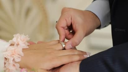 ബോയ്ഫ്രണ്ടിന്റെ അച്ഛനെ വിവാഹം കഴിച്ച് യുവതി; കാരണം കേട്ട് മൂക്കത്ത് വിരൽ വെച്ച് സോഷ്യൽ മീഡിയ