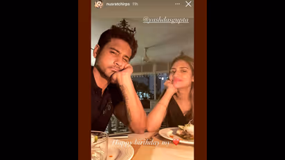 যশকে দেখে বোল্ড আউট নুসরত, চোখ সড়াতে না পেরে ঠাকুর দেখার ফাঁকেই এ কী করলেন ঈশানের মাম্মা