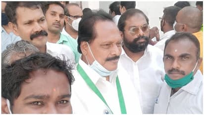 அதிமுக அவைத் தலைவர் நாளை டெல்லி பயணம்... பொதுக்குழு உறுப்பினர்கள் கடிதத்தை தேர்தல் ஆணையத்திடம் ஒப்படைப்பு!!