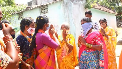 Huzurbad Bypoll: ఈటల జమునకు బ్రహ్మరథం... బతుకమ్మ, బోనాలతో ఘన స్వాగతం