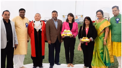 లండన్లో అతిపెద్ద బతుకమ్మ.. 1500 మంది ఆడిపాడి సరికొత్త రికార్డు