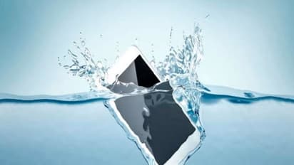 స్మార్ట్ ఫోన్లలో వాటర్‌ప్రూఫ్, వాటర్ రెసిస్టెంట్ మధ్య తేడా ఏంటి ?  తెలిస్తే మీకు ఈ సమస్య ఉండదు..
