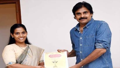 అలయ్ బలయ్కి పవన్కి ఆహ్వానం: ఇన్విటేషన్ ఇచ్చిన దత్తన్న కూతురు