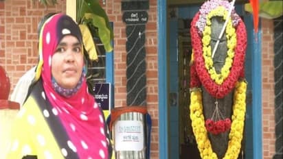 50 വർഷങ്ങൾക്ക് മുമ്പ് ഭർത്താവ് പണിത് സമർപ്പിച്ച ക്ഷേത്രത്തിലെത്തി, പൂജയിൽ പങ്കെടുത്ത് മുസ്ലിം സ്ത്രീ