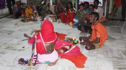 महिला ने मन्नत के लिए देवी मां के चरणों में जीभ काटकर चढ़ा दी..देखने वाले हैरान रह गए..वो चीखी तक नहीं