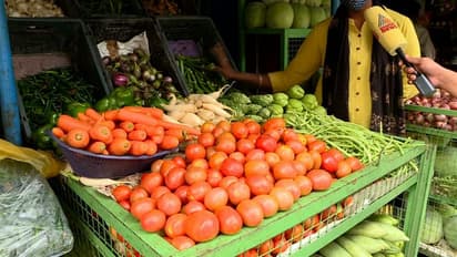 പച്ചക്കറി വിലയിൽ വൻ കുതിപ്പ്: ഉള്ളിയും തക്കാളിയുമടക്കം എല്ലാത്തിനും ഇരട്ടി വില