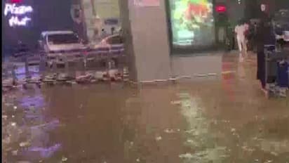 ബെംഗളുരു വിമാനത്താവളത്തിൽ വെള്ളപ്പൊക്കം; സമയത്തിനെത്താൻ ട്രാക്ടറിൽ കയറി യാത്രക്കാർ