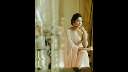 ஸ்லீவ் லெஸ் ஜாக்கெட் போட்டு... சிங்கிள் பிளீட் சேலை கட்டி அசப்பில் அம்மா ஸ்ரீதேவி போலவே இருக்கும் ஜான்வி கபூர்