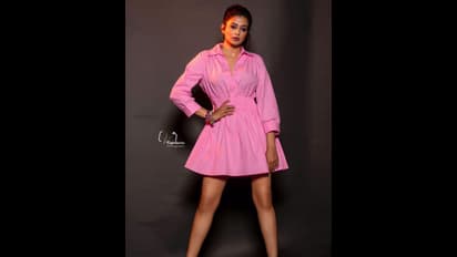 37 வயதிலும்  முட்டி மேல் குட்டை உடை அணிந்து... முரட்டு கவர்ச்சியில்  தெறிக்கவிடும் பிரியாமணி!!