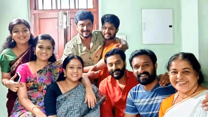 സ്നേഹമുള്ള കുടുംബചിത്രം പങ്കുവച്ച് സജിന് : അഞ്ജലിയുടെ കമ്മല് അന്വേഷിച്ച് ആരാധകര്