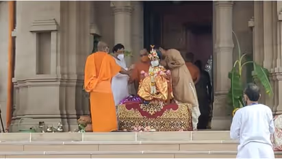 Maha Ashtami- বেলুড় মঠের দুর্গাপুজোয় অষ্টমীর দিন কালীঘাট থেকে আসে বলির মাংস