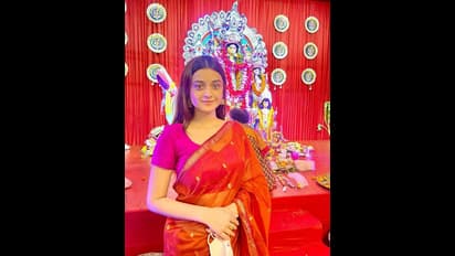 Durga Puja: মহা অষ্টমীর লুকে ধরা দিলেন টলিউড তারকারা এক নজরে মহাঅষ্টমীর এক্সক্লিউসিভ লুকে টলিউডের দশ তারকা