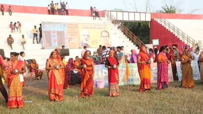 'घर की इज्जत' के लिए अनूठी रेस: बहुओं को सबक सिखाने लोटा लेकर दौड़ीं सास, देखिए सीख देने वाली तस्वीरें..