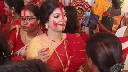 Durga Puja- প্রথা মেনে সাঁকরাইলের পাল বাড়িতে অষ্টমীর বিকেলে হল সিঁদুর খেলা