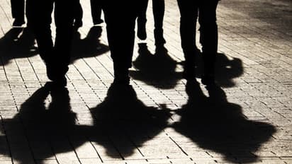 హైదరాబాద్: బిల్లు విషయంలో గొడవ.. కస్టమర్లను బయటకి ఈడ్చుకొచ్చి చితకబాదిన బార్ సిబ్బంది