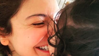 अनुष्का ने शेयर की बेटी की फोटो, कैप्शन में लिखा शानदार मैसेज