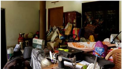 കോഴിക്കോട് വനിത സംരംഭകയുടെ വീടും ഫാക്ടറിയും ജപ്തി ചെയ്തു; അഞ്ചംഗ കുടുംബം പെരുവഴിയില്