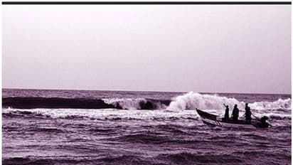 മലപ്പുറത്ത് ഫൈബർ വള്ളം മറിഞ്ഞ് അപകടം, മത്സ്യത്തൊഴിലാളികളെ കാണാതായി, ഒരാളെ രക്ഷപ്പെടുത്തി