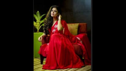 స్లీవ్‌లెస్‌ బ్లౌజ్‌ రెడ్‌ శారీలో పిచ్చెక్కిస్తున్న `జాతిరత్నాలు` చిట్టి..  ఇంత ఘాటుగా ఎప్పుడూ చూసుండరేమో!