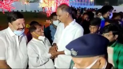 మంత్రి హరీష్ తో కాంగ్రెస్ మాజీ ఎంపీ మంతనాలు... టీఆర్ఎస్ లో చేరిక ఖాయమేనా?