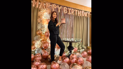 బ్లాక్‌ డ్రెస్‌లో క్యూట్‌ ఎక్స్ ప్రెషన్స్ తో గిలిగింతలు పెడుతున్న పూజా హెగ్డే.. బర్త్ డే ఫోటోలు..