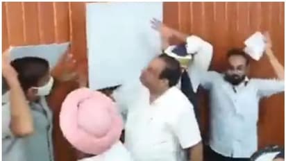 കേന്ദ്രമന്ത്രിയുടെ വാര്‍ത്താസമ്മേളനത്തിനിടെ സീലിങ് തകര്‍ന്നുവീണു