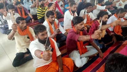 ಮಂಗಳೂರು:  ಹಿಂದೂ ಕಾರ್ಯಕರ್ತರಿಗೆ ಬಜರಂಗದಳದಿಂದ ಶಸ್ತ್ರ ಹಂಚಿಕೆ..!