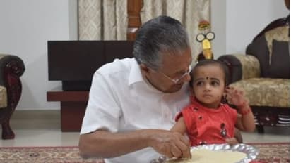 ಪುಟ್ಟ ಮಕ್ಕಳ ಮಡಿಲಲ್ಲಿ ಕೂರಿಸಿ ವಿದ್ಯಾರಂಭ ಮಾಡಿಸಿದ ಕೇರಳ ಸಿಎಂ