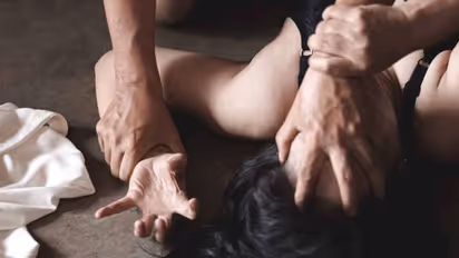 முரட்டுதனமாக பாலியல் பலாத்காரம் செய்த 15 வயது சிறுவன்.. பரிதாபமாக உயிரிழந்த இளம்பெண்..!